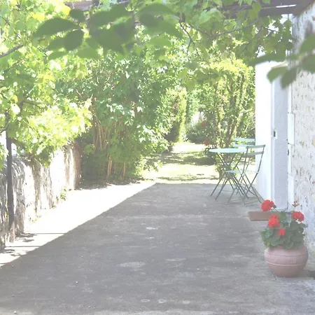 Les Bruyeres Apartman Montbron